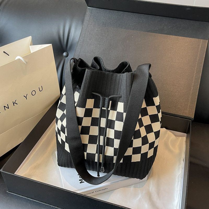 巾着 市松模様ニット編み巾着型ショルダー鞄