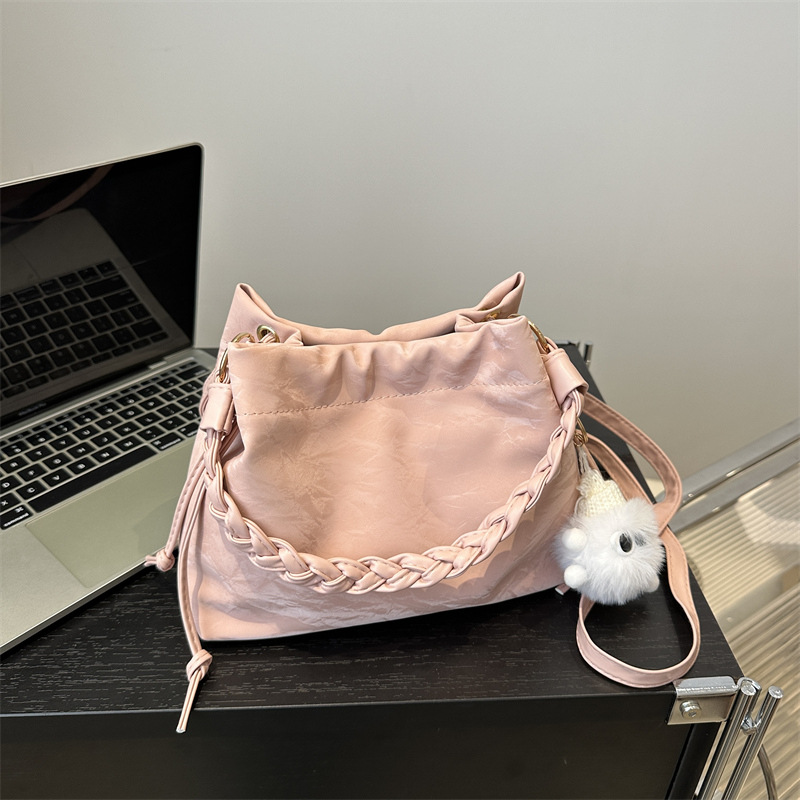 巾着 ファーチャーム付き編み込みチェーン巾着ポーチ