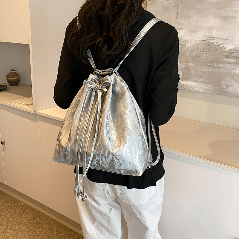 巾着 光沢素材の巾着型リュックサック