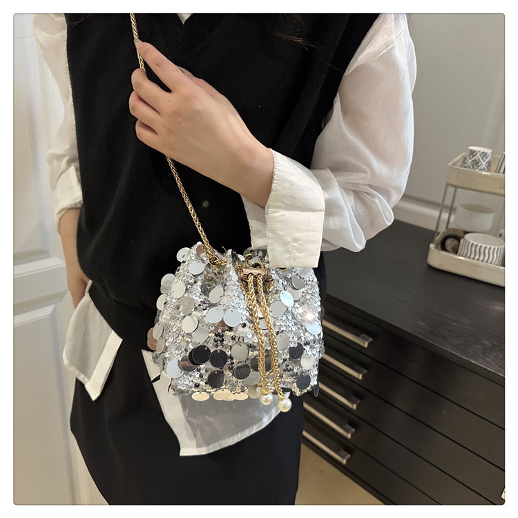 巾着 きらめくスパンコール装飾の華やか巾着ショルダー鞄