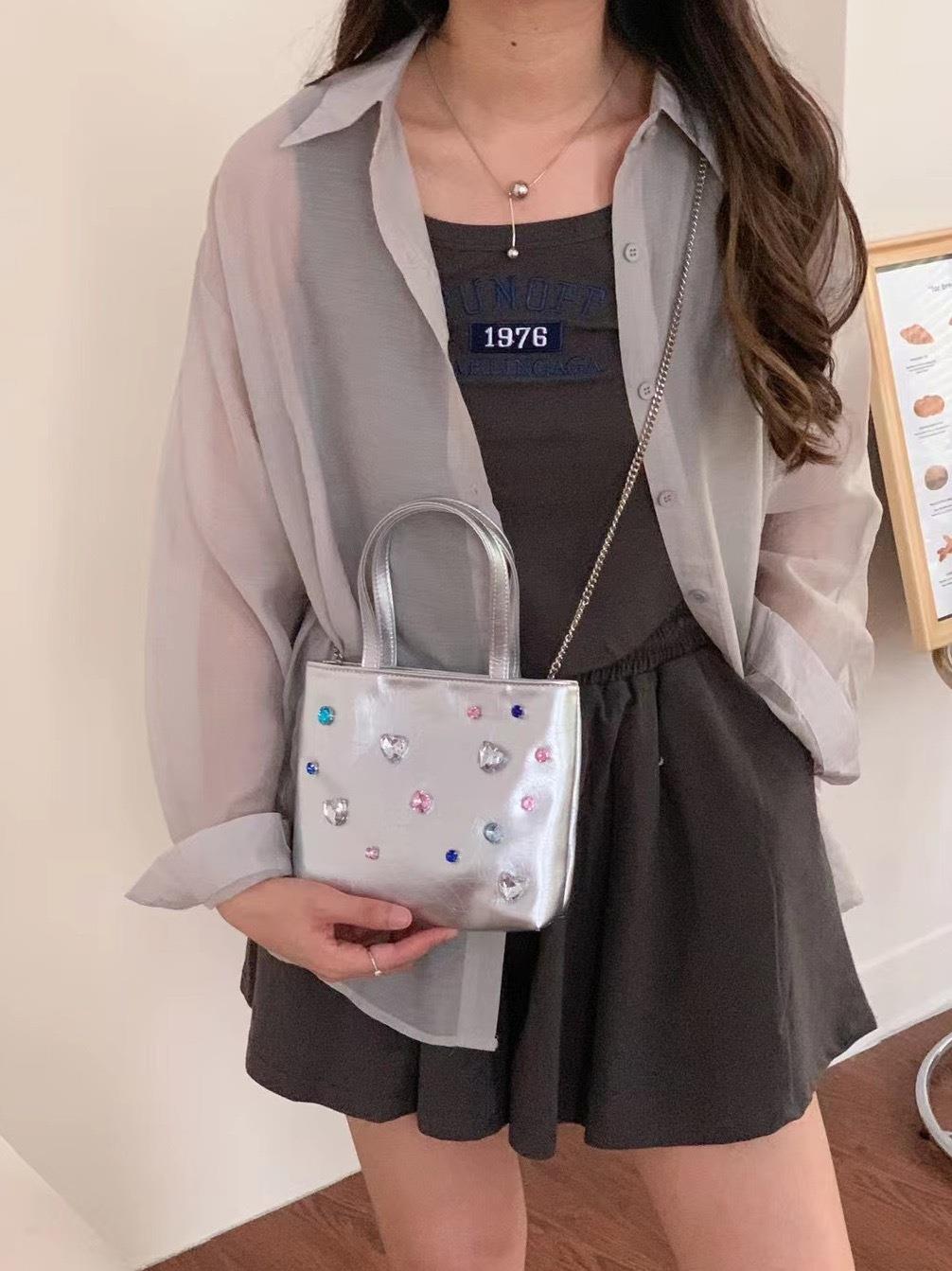巾着 宝石風装飾が輝く上品な巾着トート
