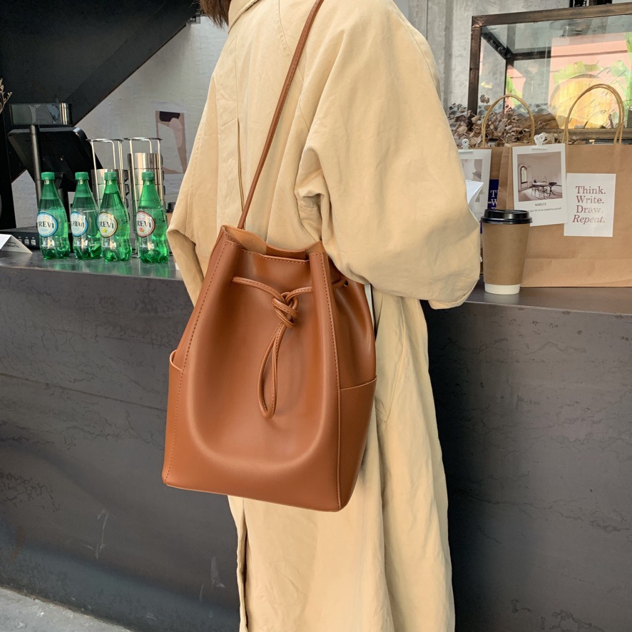 巾着 本革シンプル巾着型ショルダーバッグ