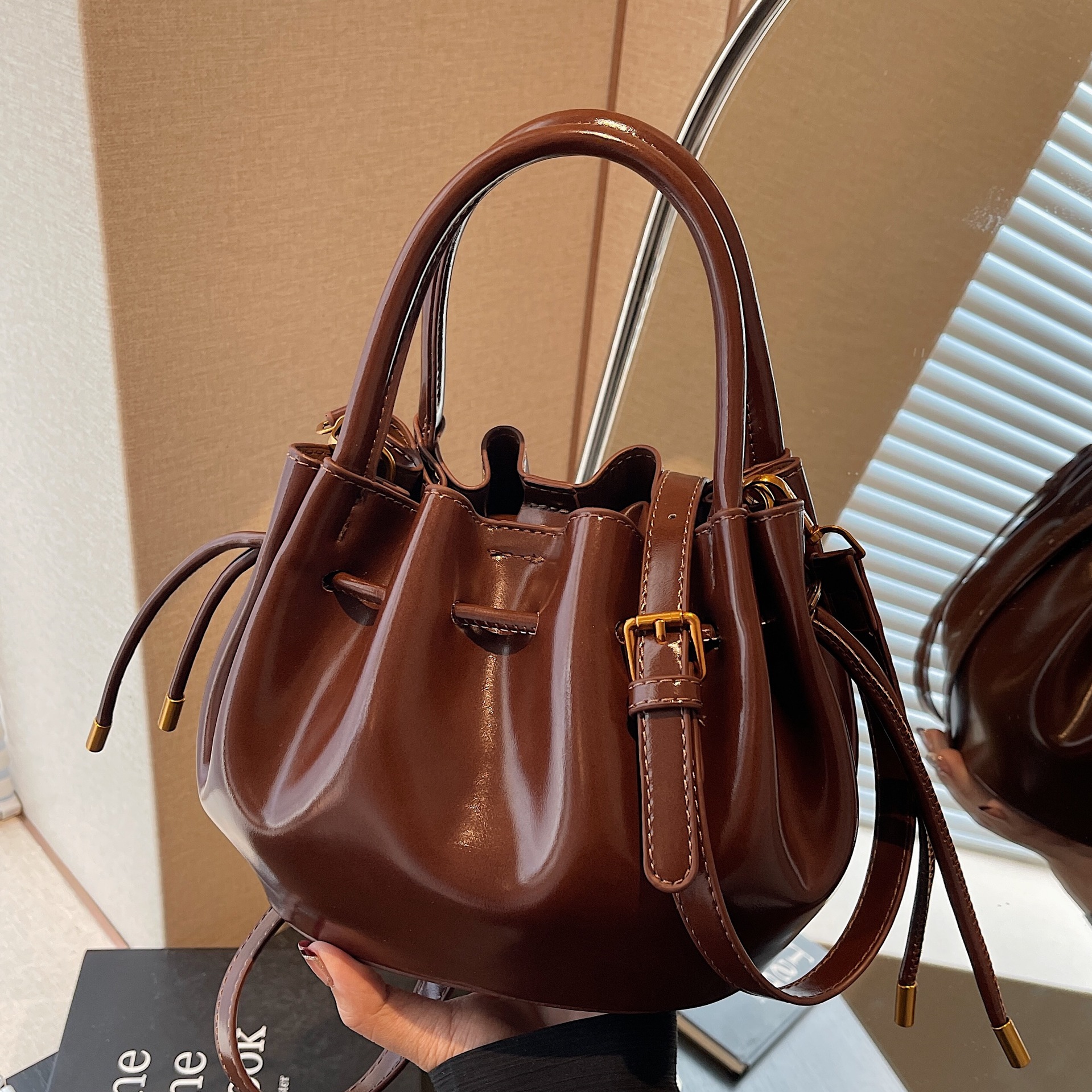 巾着 上品な光沢レザー巾着型ショルダーバッグ