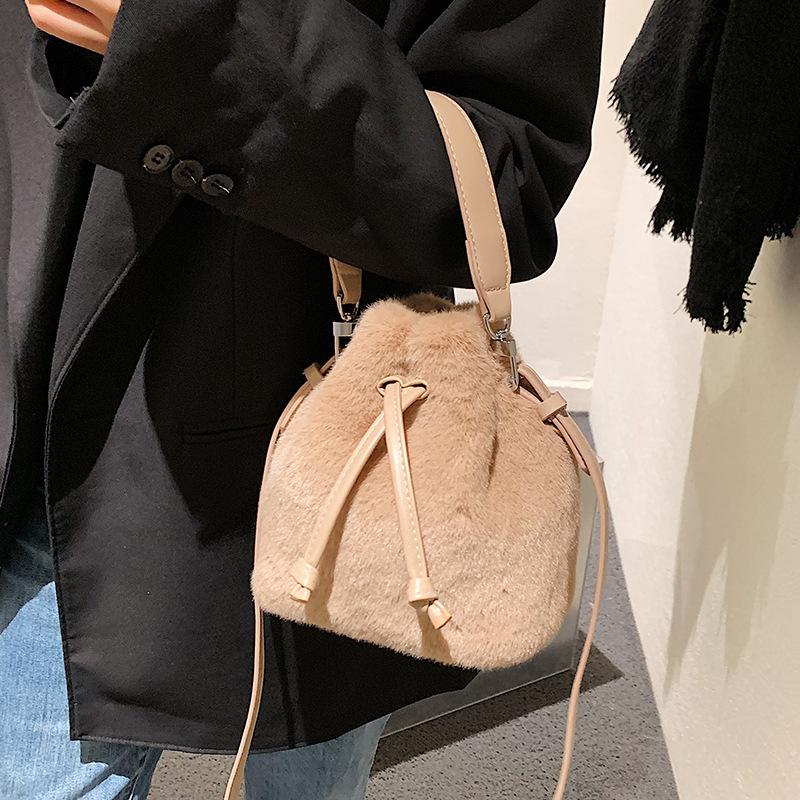 巾着 ふわふわファー素材の上品巾着トートバッグ