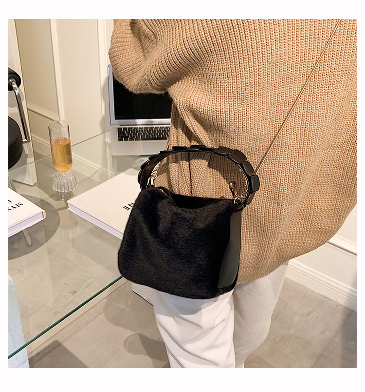 巾着 ふわふわファー素材巾着型ハンドル付きショルダー鞄