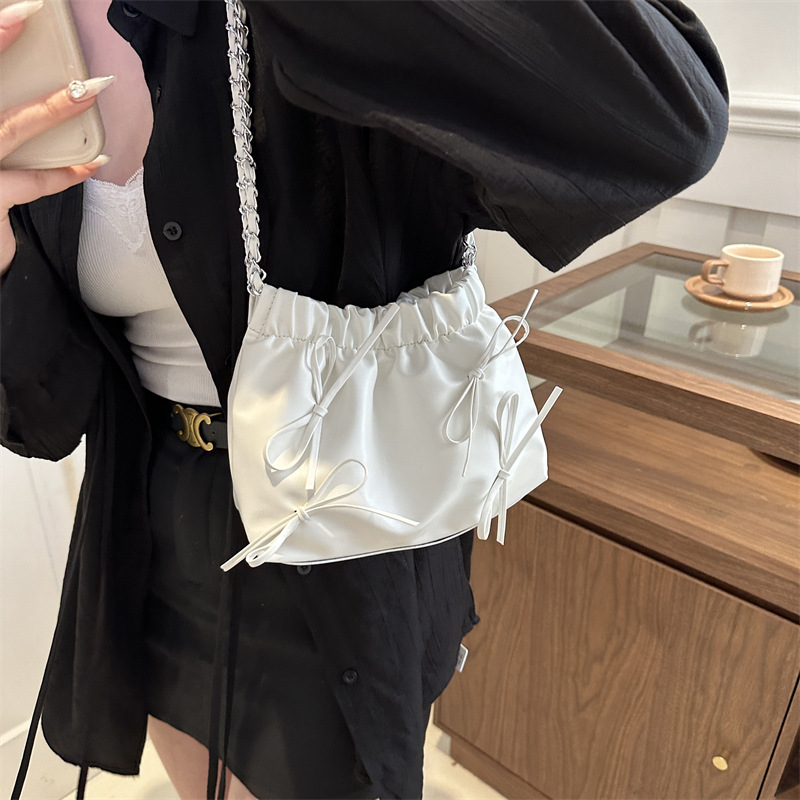 巾着 上品な光沢素材のチェーン付き巾着型ショルダー