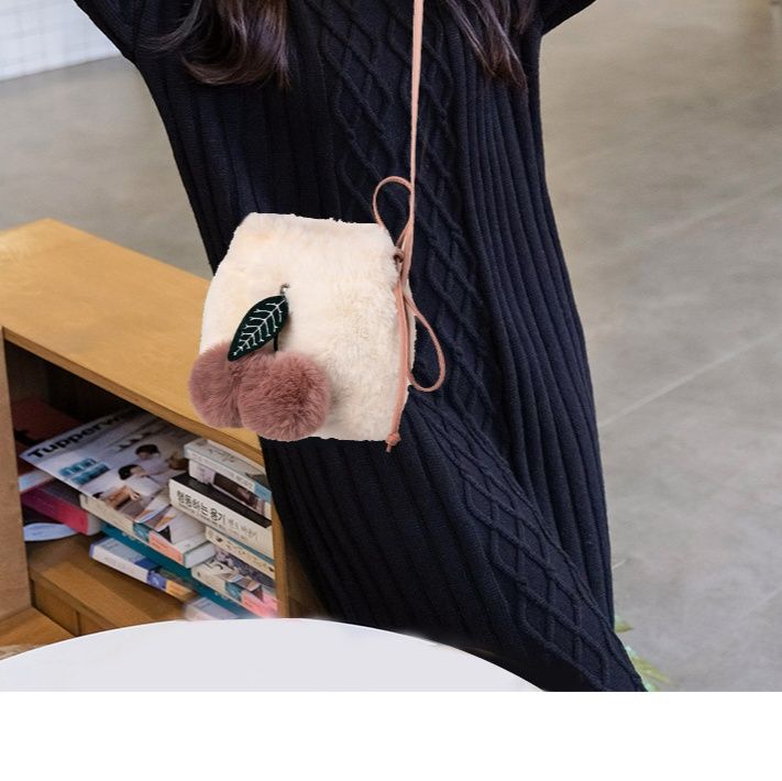 巾着 ふわふわファー桃モチーフ巾着ショルダー鞄