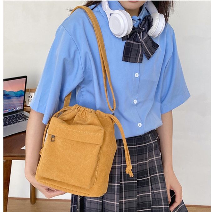 巾着 コーデュロイ風前ポケット付き巾着型ショルダーかばん