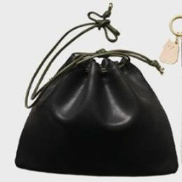 巾着 上質素材の巾着型ショルダーバッグ