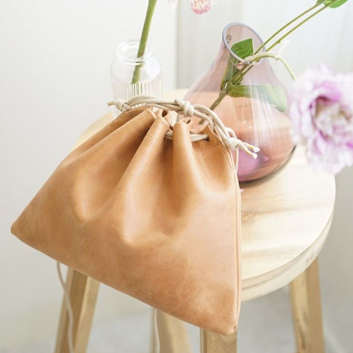 巾着 上質素材の巾着型ショルダーバッグ