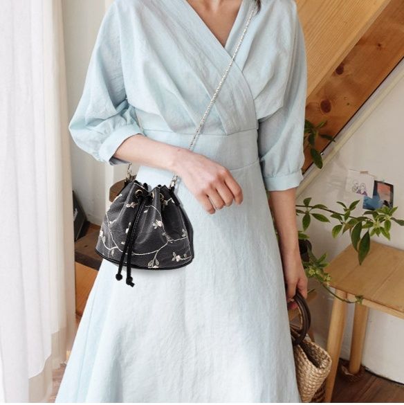 巾着 花刺繍チェーン付き巾着ショルダーバッグ