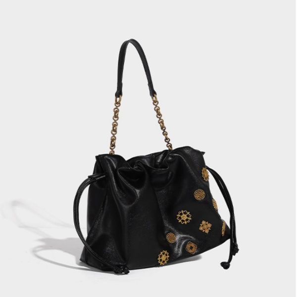 巾着 金属装飾チェーン付き巾着ショルダーバッグ