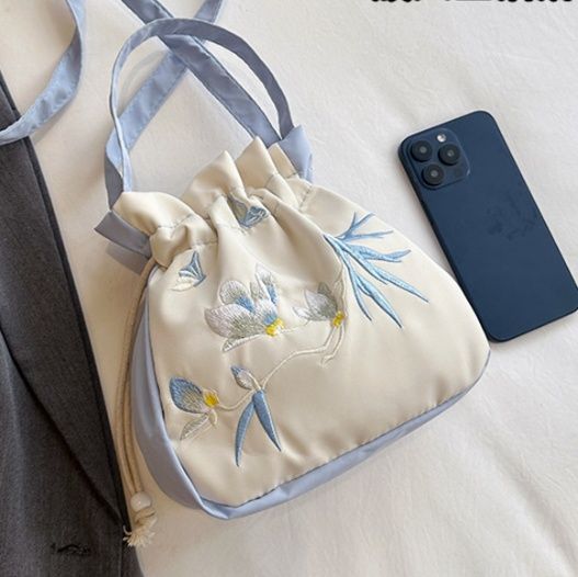 巾着 花鳥刺繍が華やぐ巾着型ショルダーバッグ