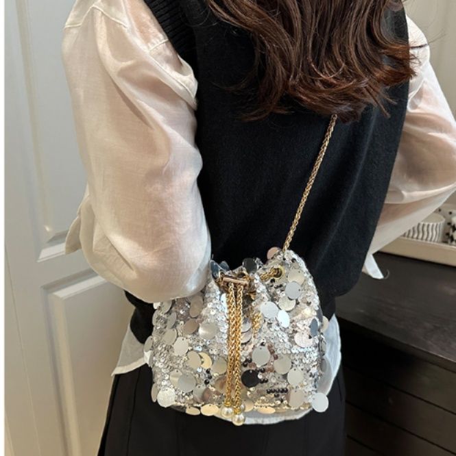 巾着 きらめくスパンコール装飾の華やか巾着ショルダー鞄