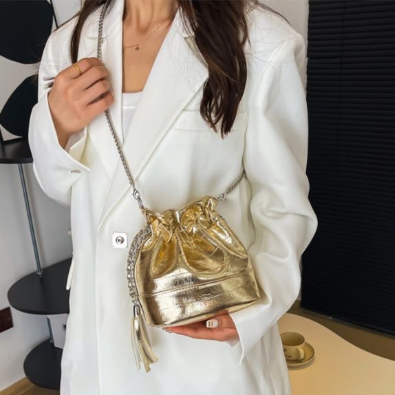 巾着 タッセル付きメタリック型押し巾着ショルダー鞄