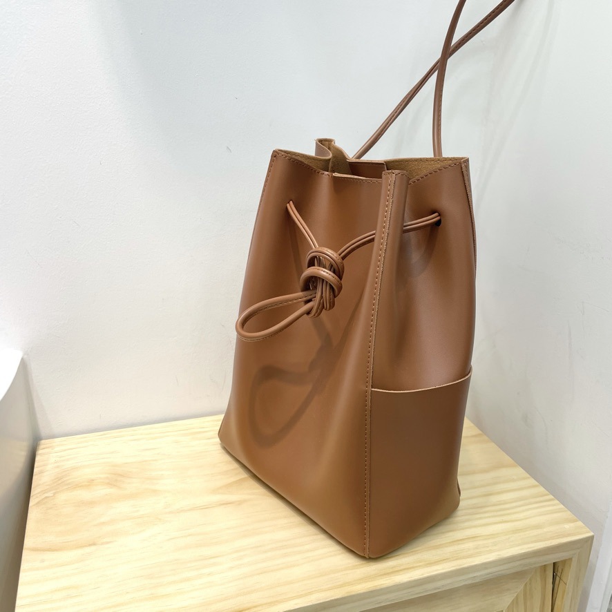 巾着 本革シンプル巾着型ショルダーバッグ