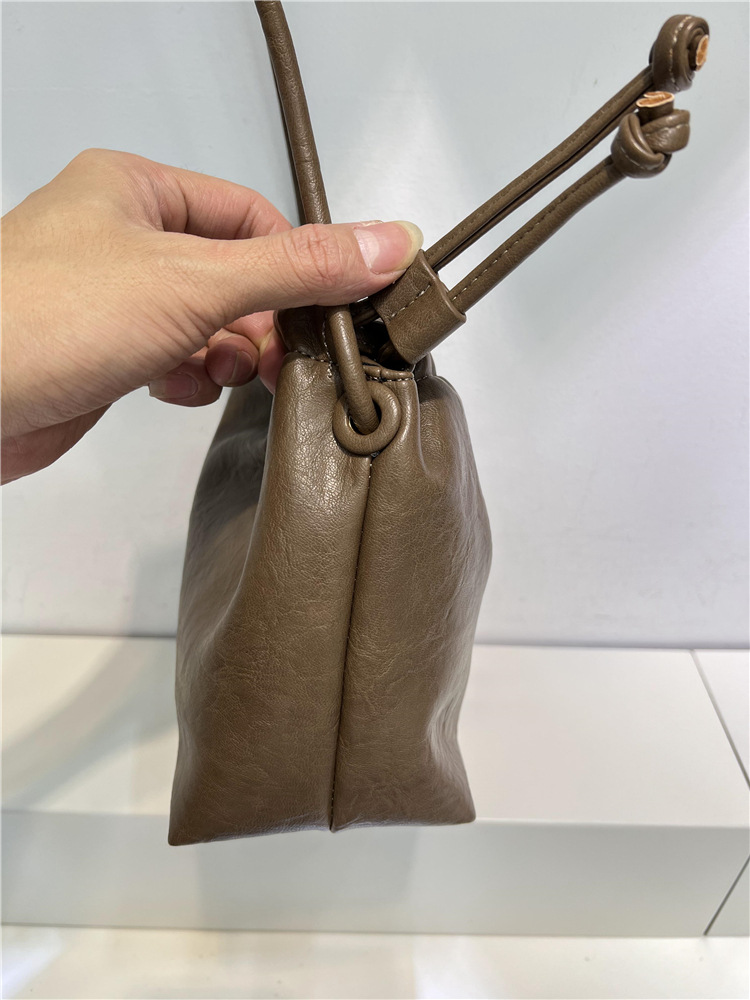 巾着 上質レザー巾着型ショルダーバッグ