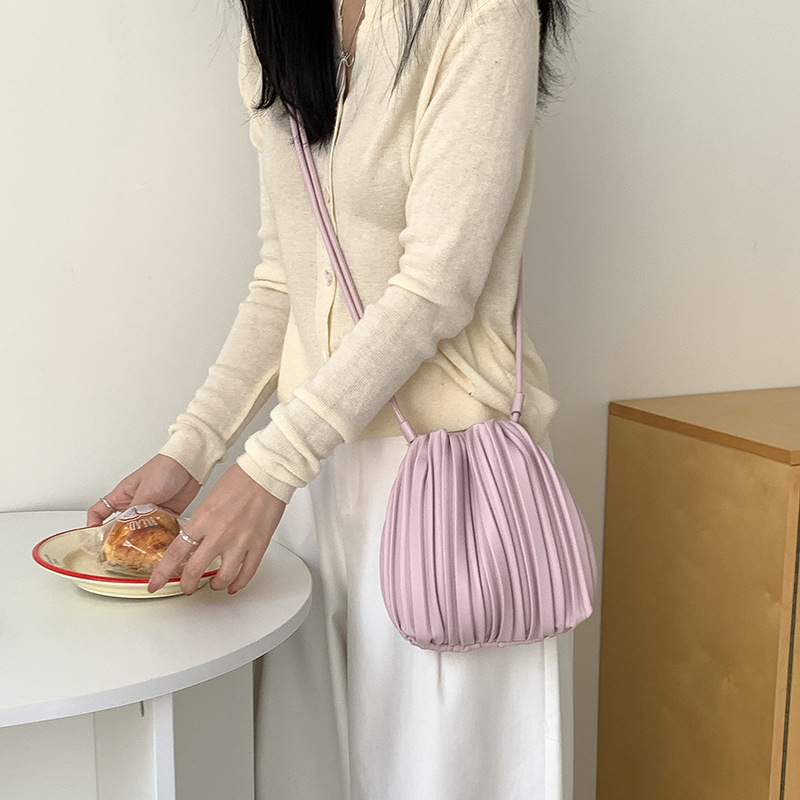 巾着 プリーツレザー調巾着ショルダーバッグ