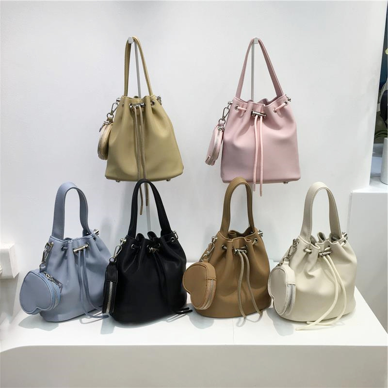 巾着 上品シルエット巾着ポーチ