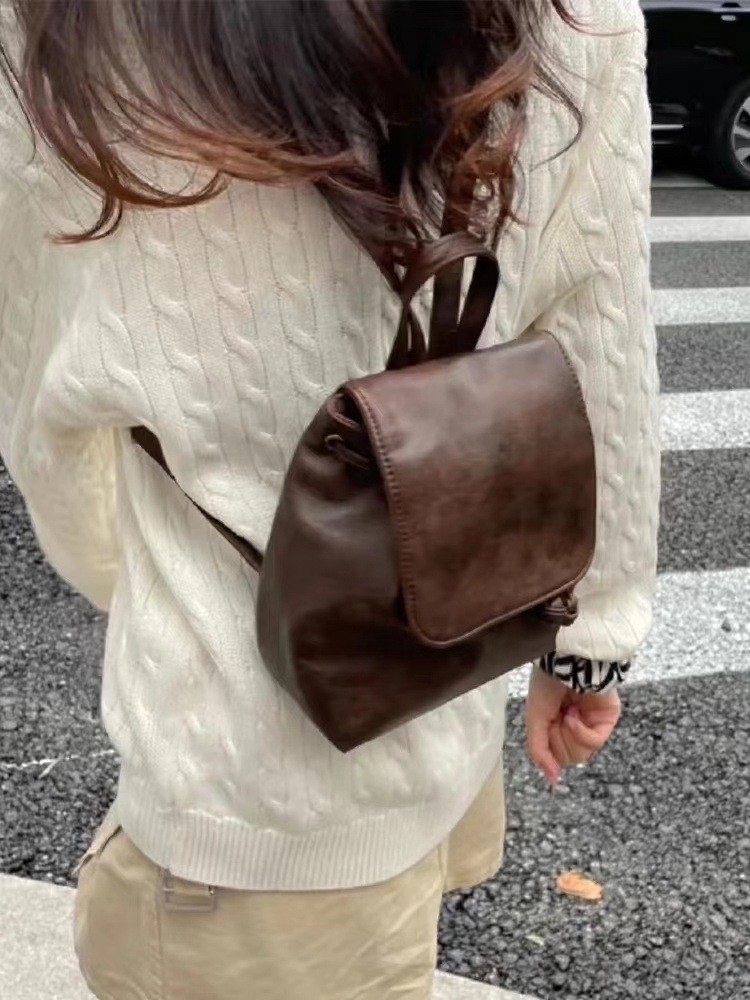 巾着 上品な合成皮革フラップ付き巾着リュック