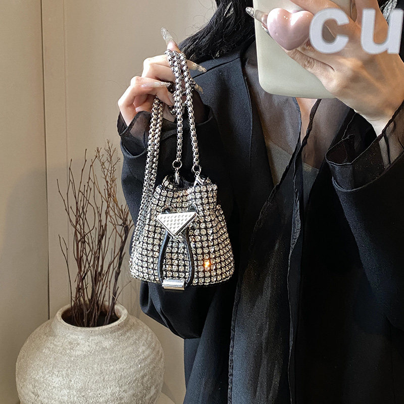 巾着 煌めきラインストーン装飾巾着ポーチ