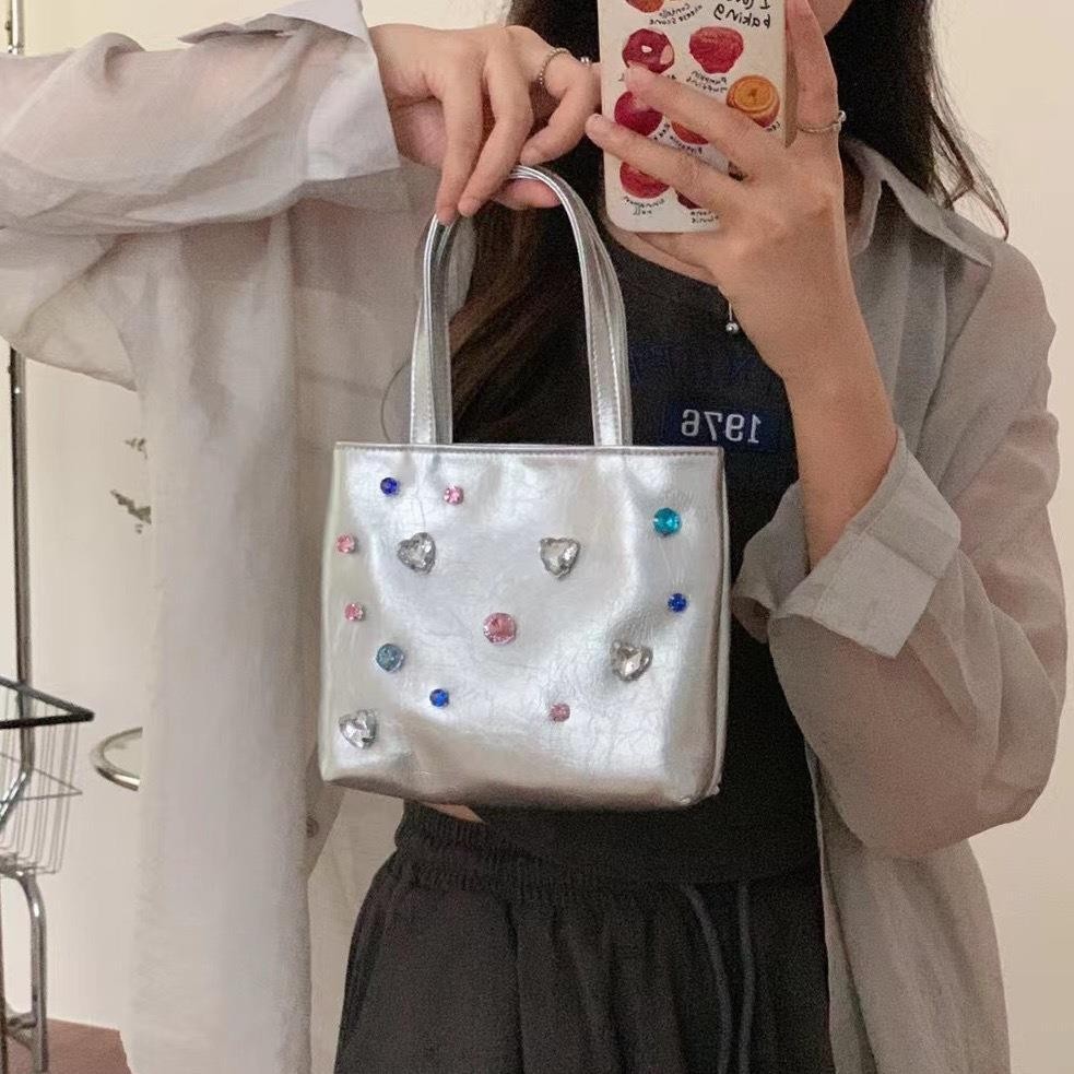 巾着 宝石風装飾が輝く上品な巾着トート