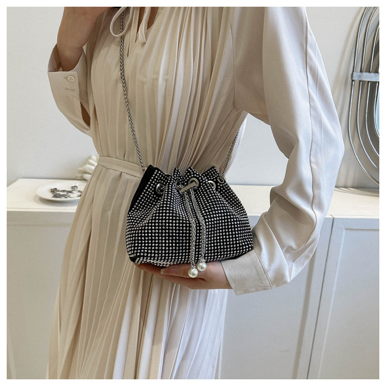 巾着 煌めくラインストーン装飾巾着ショルダー鞄