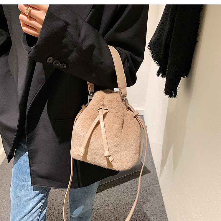 巾着 ふわふわファー素材の上品巾着トートバッグ