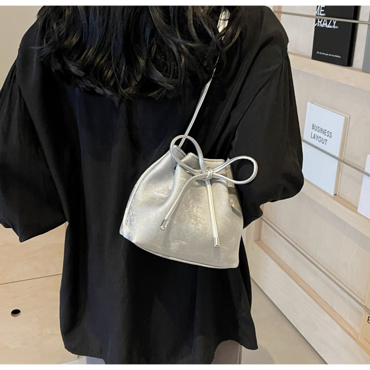 巾着 光沢素材の上品な巾着型ショルダーバッグ