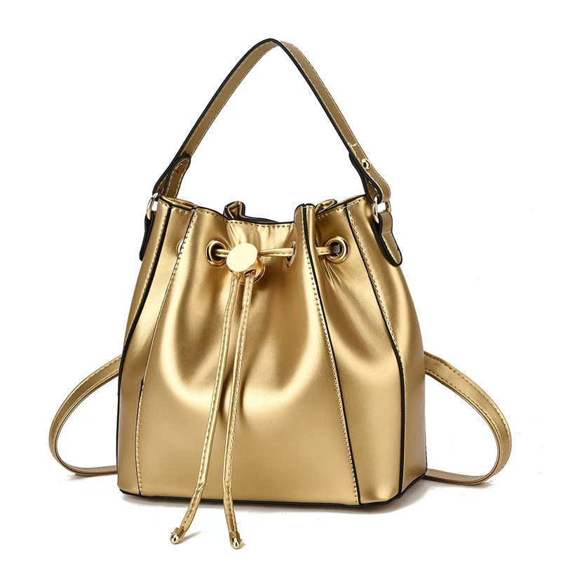 巾着 上品な金具付き巾着ショルダーバッグ