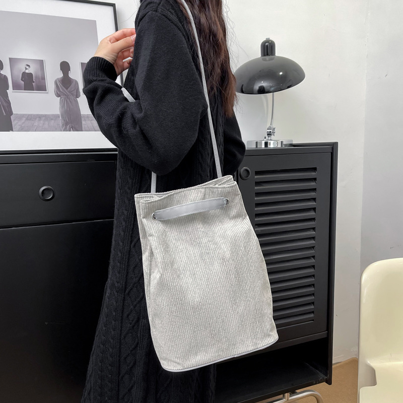 巾着 コーデュロイ素材の巾着型ショルダー鞄