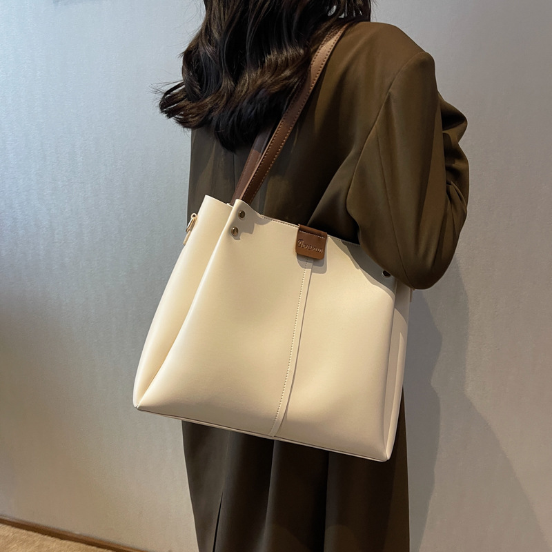 巾着 上品な大容量巾着式ショルダーバッグ