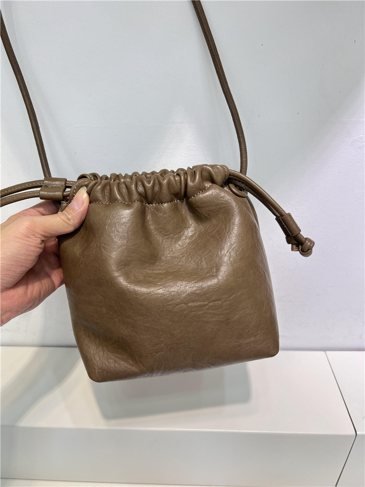 巾着 上質レザー巾着型ショルダーバッグ