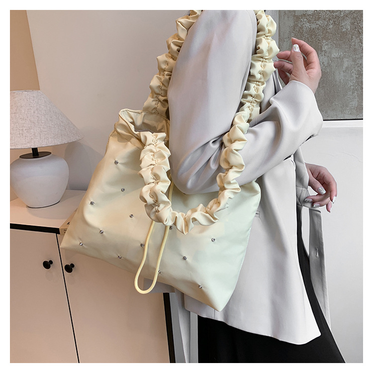 巾着 フリル持ち手スタッズ付き巾着ショルダー鞄
