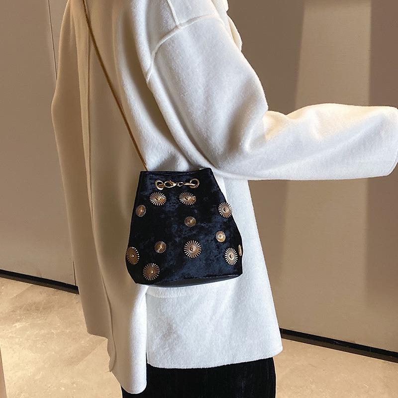 巾着 太陽刺繍ベルベット巾着ショルダー鞄