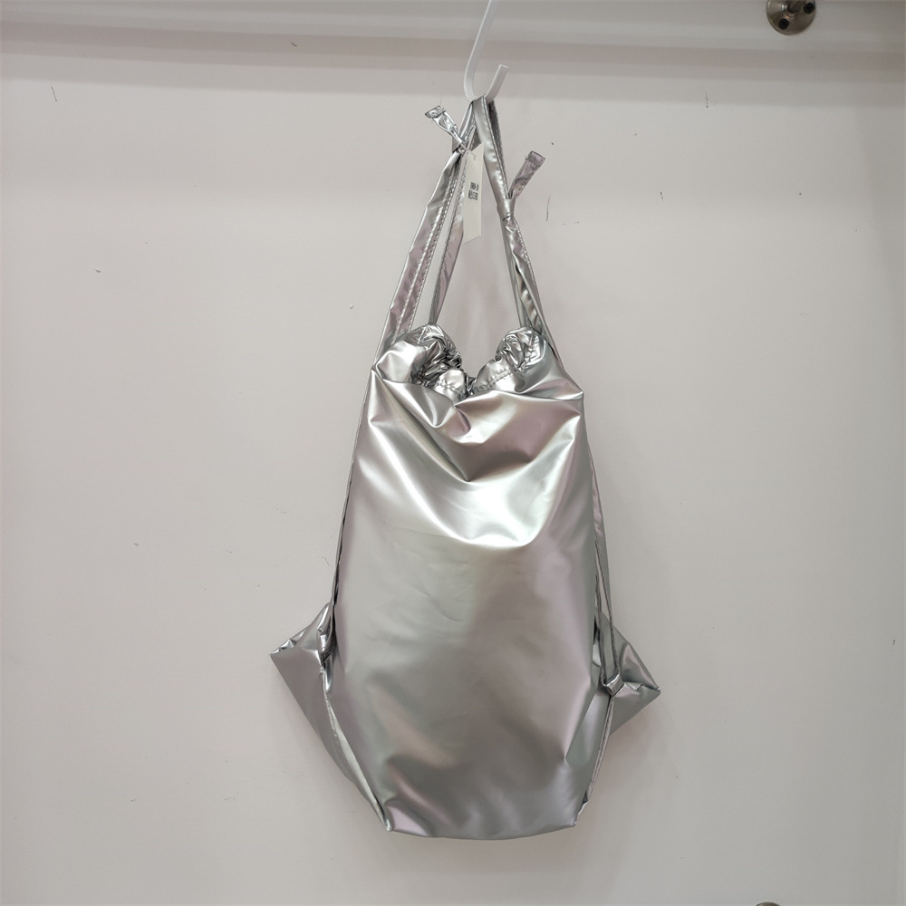 巾着 光沢素材の巾着リュックサック