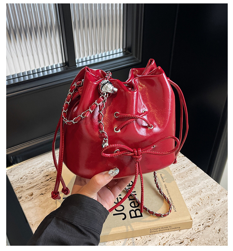 巾着 リボンモチーフ付き艶感レザー調巾着ショルダーバッグ