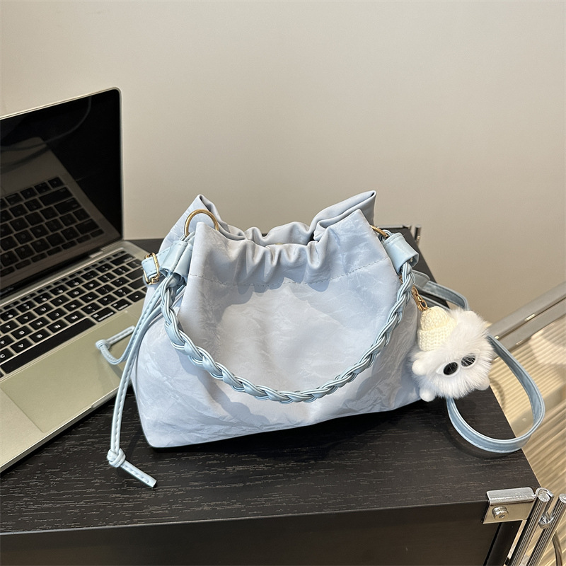 巾着 ファーチャーム付き編み込みチェーン巾着ポーチ