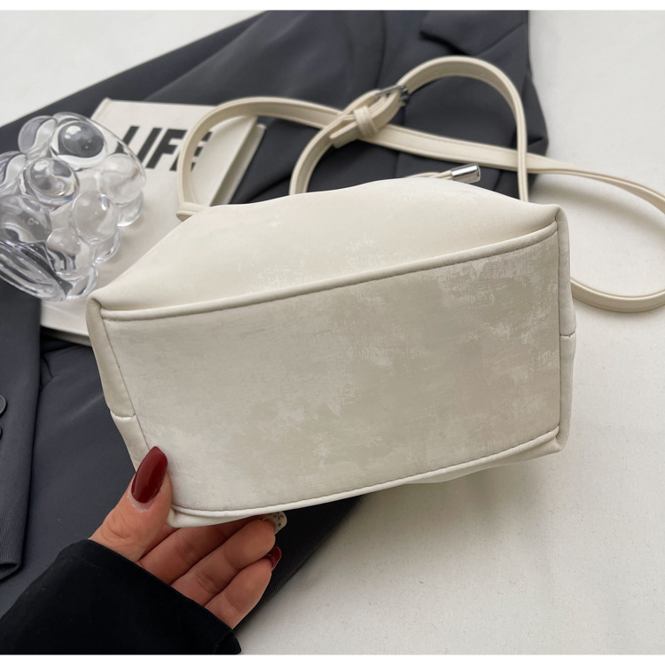 巾着 光沢素材の上品な巾着型ショルダーバッグ
