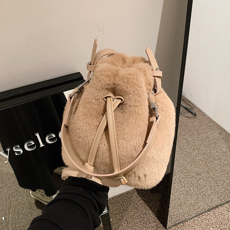 巾着 ふわふわファー素材の上品巾着トートバッグ
