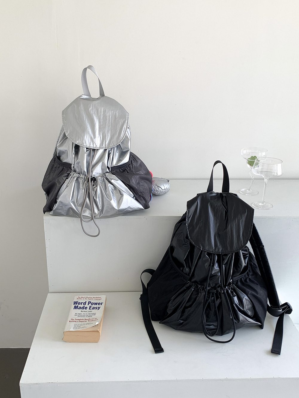 巾着 光沢ナイロン素材の大容量巾着リュック