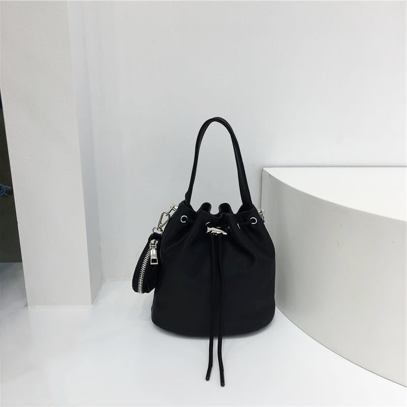 巾着 上品シルエット巾着ポーチ