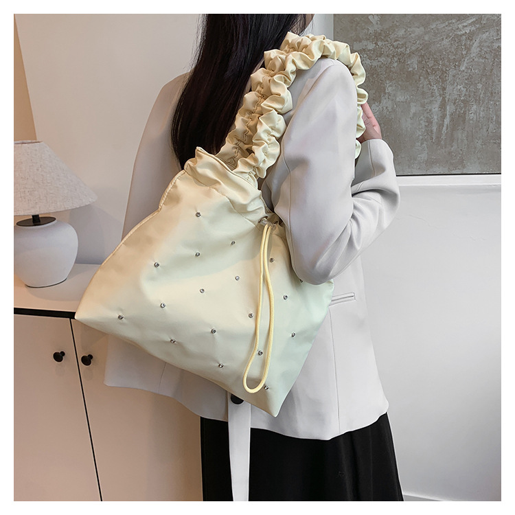 巾着 フリル持ち手スタッズ付き巾着ショルダー鞄