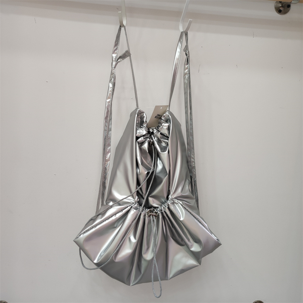 巾着 光沢素材の巾着リュックサック