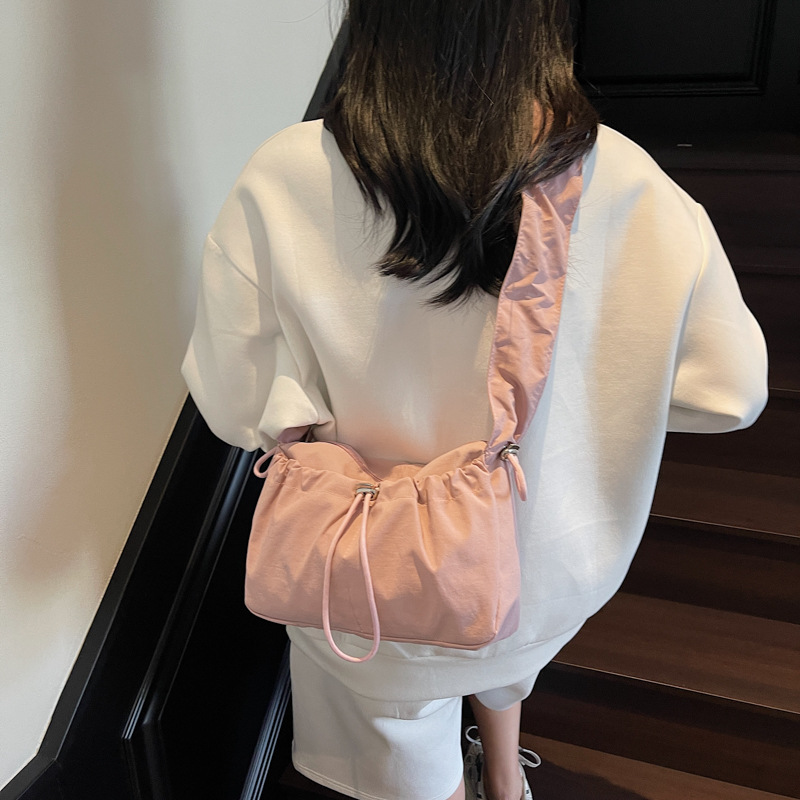 巾着 やわらか素材の巾着型斜めがけかばん