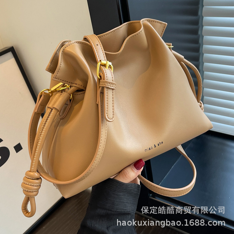 https://fulmo-img-server.com/tsutsumin-bag/5837ce05-3030-4115-9691-f06afaa25a7e.jpg