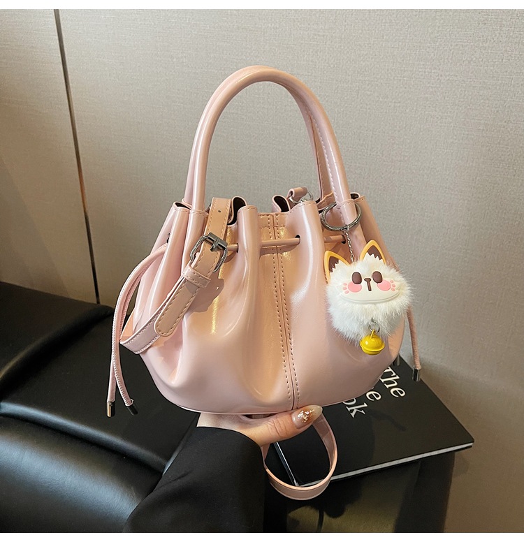 巾着 ふわふわ動物チャーム付き上品巾着トートかばん