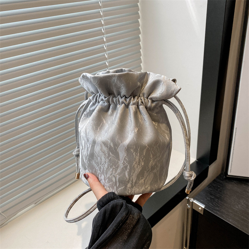 巾着 上品な質感の丸型巾着ショルダー鞄