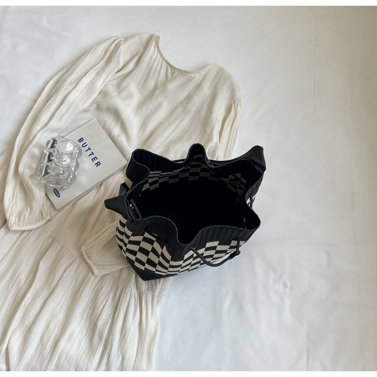 巾着 市松模様ニット編み巾着型ショルダー鞄