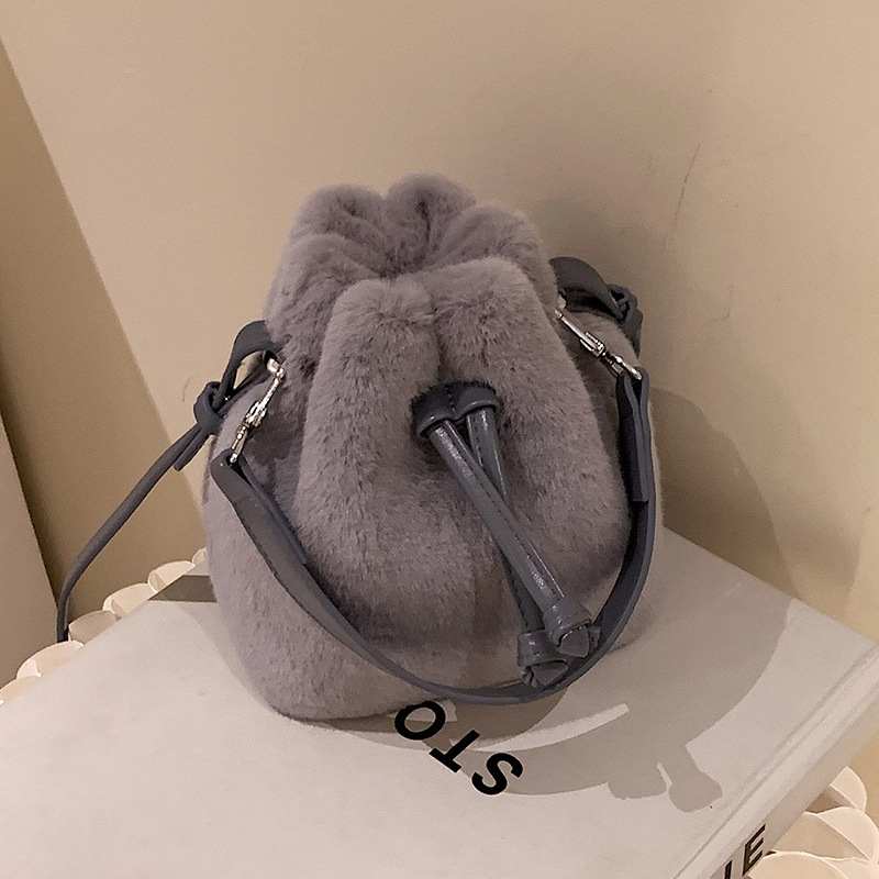 巾着 ふわふわファー素材の上品巾着トートバッグ